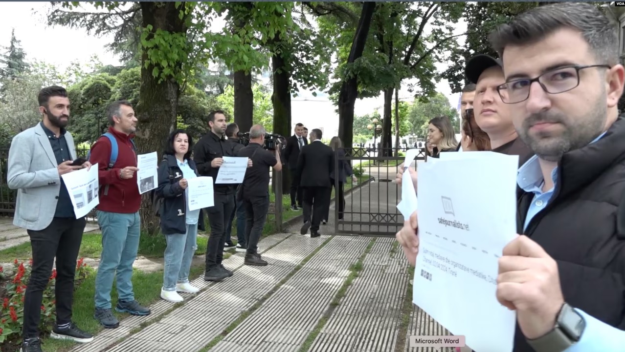 VOA  Pse gazetarët shqiptarë protestuan para Kuvendit