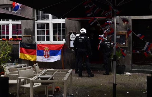 Policia gjermane tregon si nisi incidenti mes tifozëve serbë e anglezë
