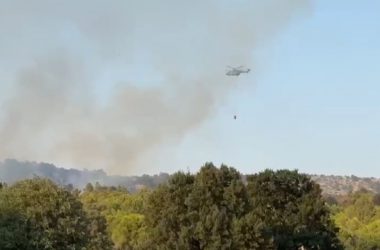 Zjarri në Shëngjin, ndërhyhet me helikopter për të shuar flakët