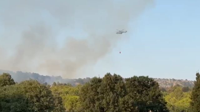 Zjarri në Shëngjin, ndërhyhet me helikopter për të shuar flakët