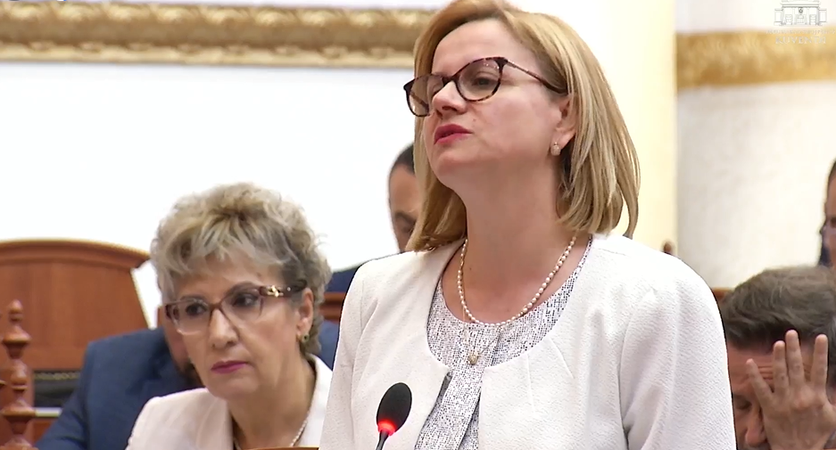 Deputetja e PS, Klotilda Bushka duke pyetur kreun e SPAK, Altin Dumanin