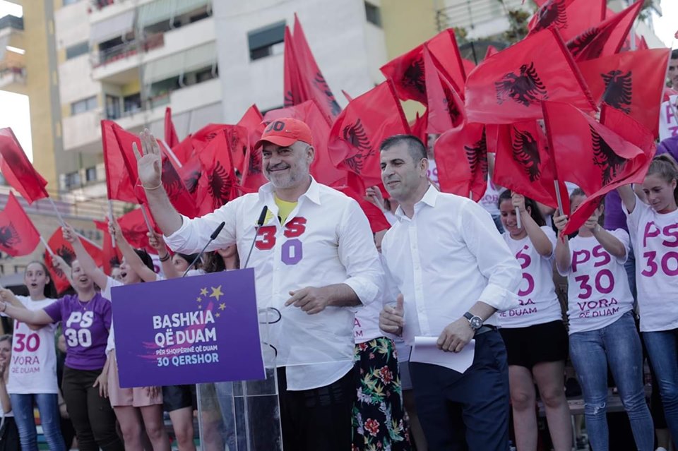 Edi Rama dhe Agim Kajmaku në foto gjatë fushatës për zgjedhjet në Vorë